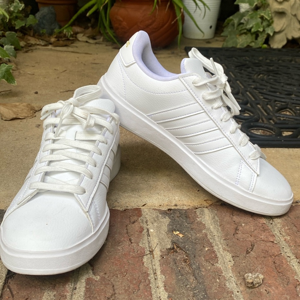 Adidas Sneakers white womens 7 LIKE NEW